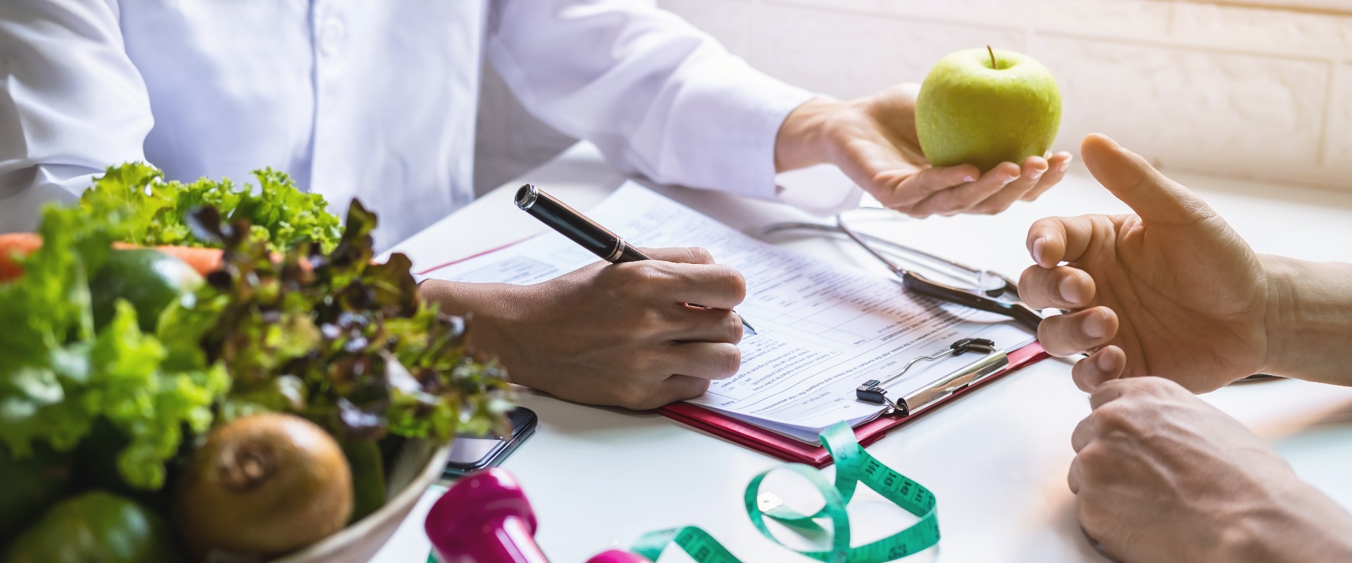 Ernährungsberater gibt einem Patienten eine Beratung mit gesunden Früchten und Gemüse – Konzept für richtige Ernährung und Diät.