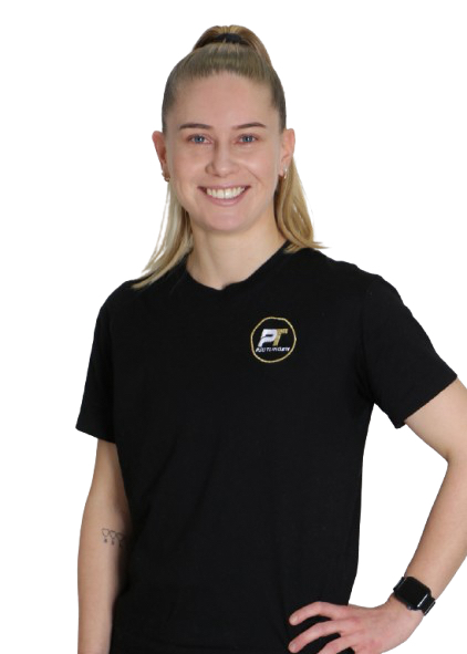 Junge blonde Frau lächelt freundlich in schwarzem TShirt mit gelbem Emblem und Zopf