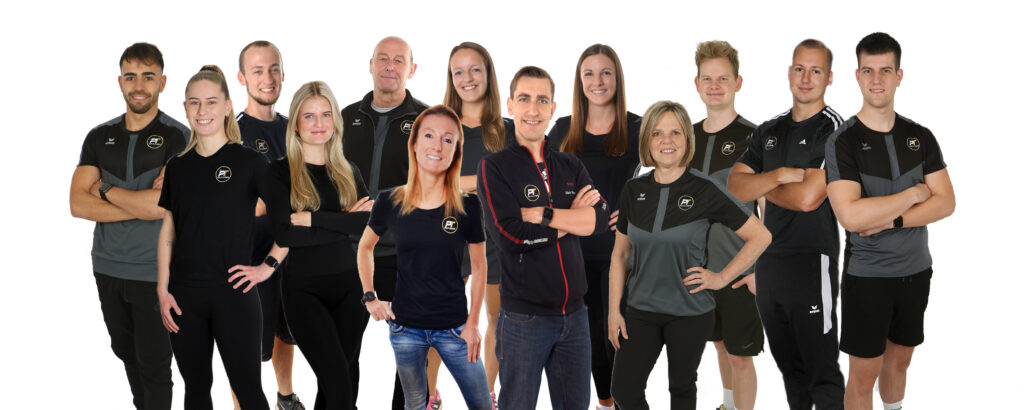 Eine Gruppe von zwölf lächelnden Menschen steht zusammen in sportlicher Kleidung auf weißem Hintergrund